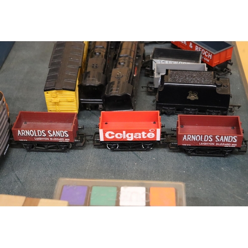 407 - A LARGE QUANTITY OF OO GAUGE MODEL RAILWAY LOCOS AND WAGONS BY HORNBY, TRI-ANG