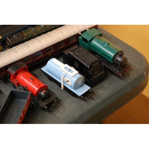 407 - A LARGE QUANTITY OF OO GAUGE MODEL RAILWAY LOCOS AND WAGONS BY HORNBY, TRI-ANG