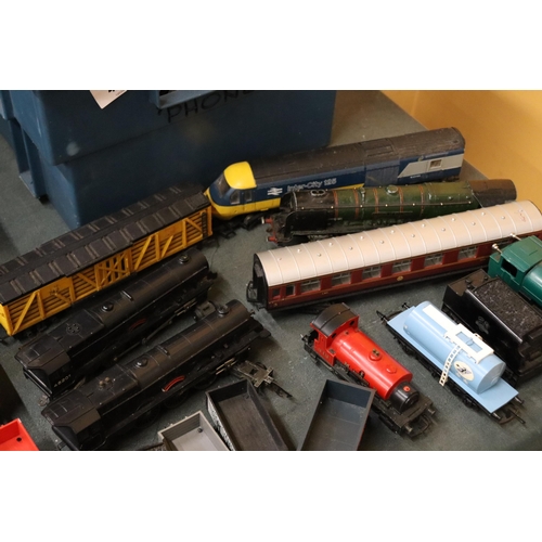 407 - A LARGE QUANTITY OF OO GAUGE MODEL RAILWAY LOCOS AND WAGONS BY HORNBY, TRI-ANG