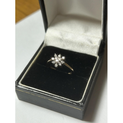 520 - A 9CT YELLOW GOLD DAISY DESIGN RING, WITH CUBIC ZIRCONIAS, SIZE J 1/2 COMPLETE WITH PRESENTATION BOX