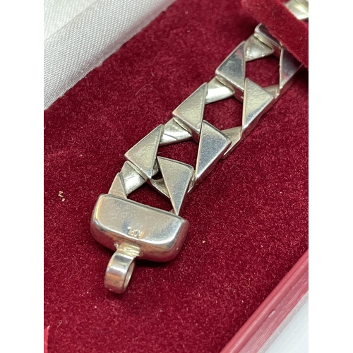 530 - A HEAVY SILVER LINK BRACELET IN A PRESENTATION BOX