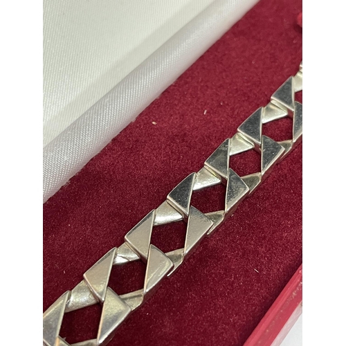 530 - A HEAVY SILVER LINK BRACELET IN A PRESENTATION BOX