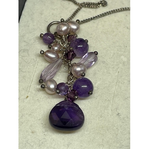 553 - A SILVER AND AMETHYST NECKLACE IN A PRESENTATION BOX