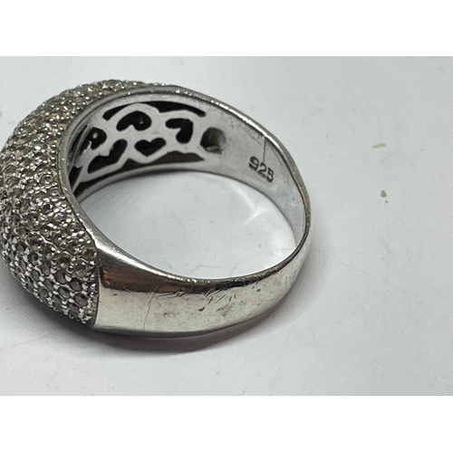 555 - A SILVER DRESS RING IN A PRESENTATION BOX