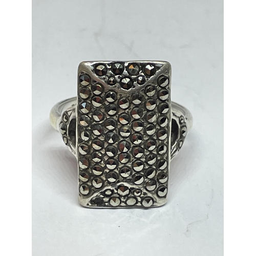 558 - A SILVER DRESS RING IN A PRESENTATION BOX