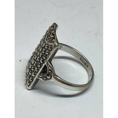 558 - A SILVER DRESS RING IN A PRESENTATION BOX