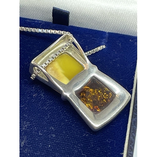 559 - A SILVER AND AMBER NECKLACE IN A PRESENTATION BOX