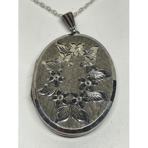 564 - A LARGE SILVER LOCKET IN A PRESENTATION BOX