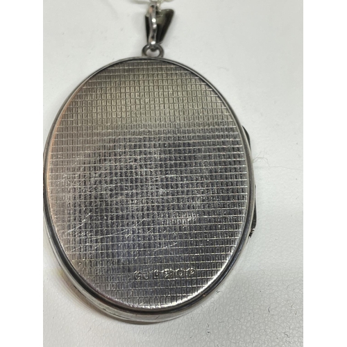 564 - A LARGE SILVER LOCKET IN A PRESENTATION BOX