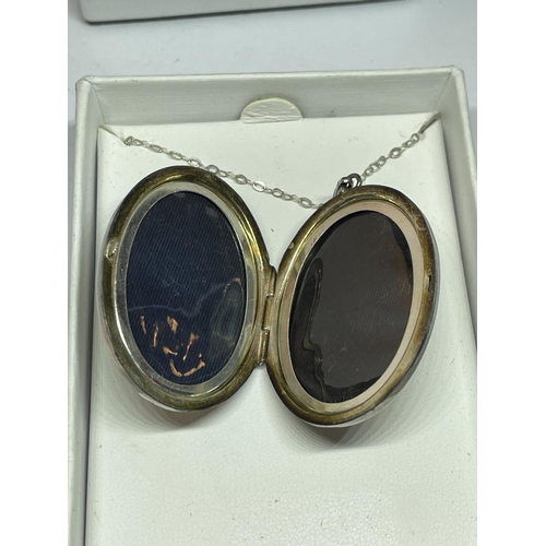 564 - A LARGE SILVER LOCKET IN A PRESENTATION BOX