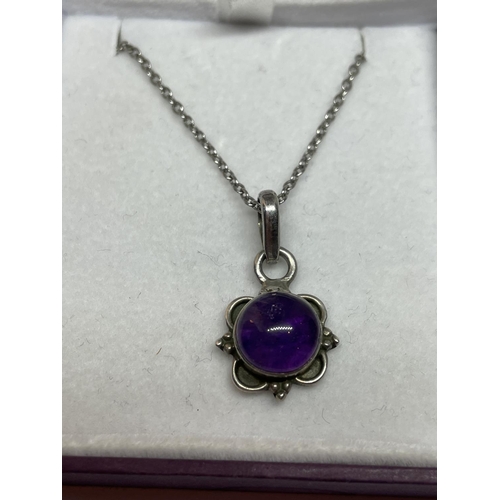 566 - A SILVER AND AMETHYST NECKLACE IN A PRESENTATION BOX