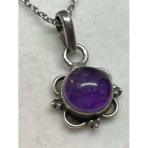 566 - A SILVER AND AMETHYST NECKLACE IN A PRESENTATION BOX