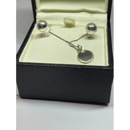 576 - A SILVER NECKLACE AND EARRING SET IN A PRESENTATION BOX