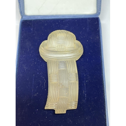 604 - AN ART DECO GLASS CLIP BROOCH IN A PRESENTATION BOX