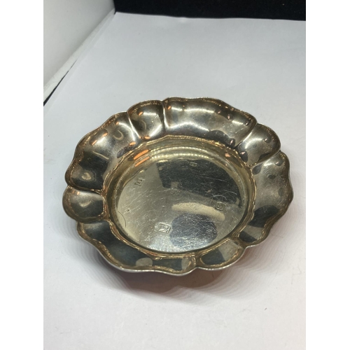 97 - A HALLMARKED BIRMINGHAM SILVER CIRCULAR DISH WITH FLUTED EDGE GROSS WEIGHT 75.1 GRAMS