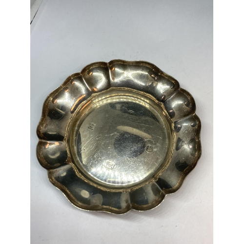 97 - A HALLMARKED BIRMINGHAM SILVER CIRCULAR DISH WITH FLUTED EDGE GROSS WEIGHT 75.1 GRAMS