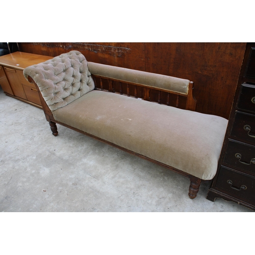 2521 - AN EDWARDIAN CHAISE LONGUE WITH TURNED UPRIGHTS AND LEGS