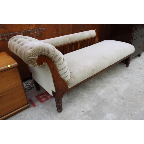 2521 - AN EDWARDIAN CHAISE LONGUE WITH TURNED UPRIGHTS AND LEGS