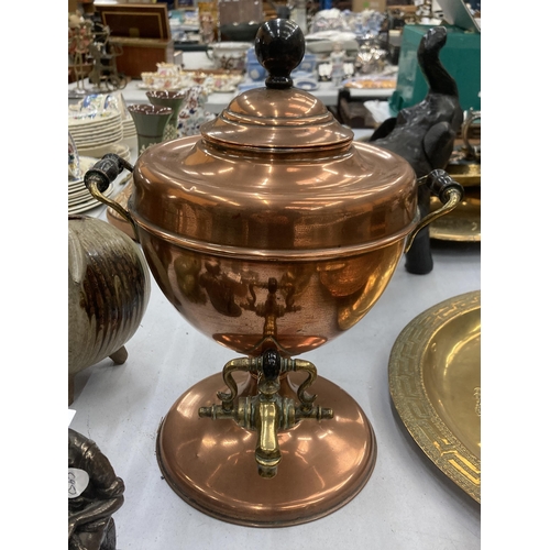 102 - AN EARLY 20TH CENTURY COPPER AND BRASS SAMOVAR