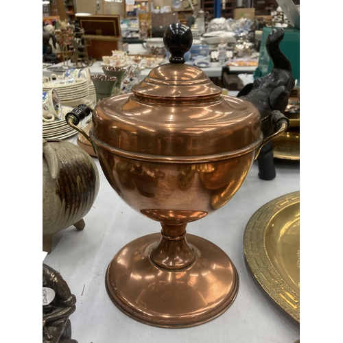 102 - AN EARLY 20TH CENTURY COPPER AND BRASS SAMOVAR