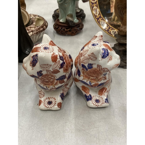 116 - A PAIR OF IMARI CATS