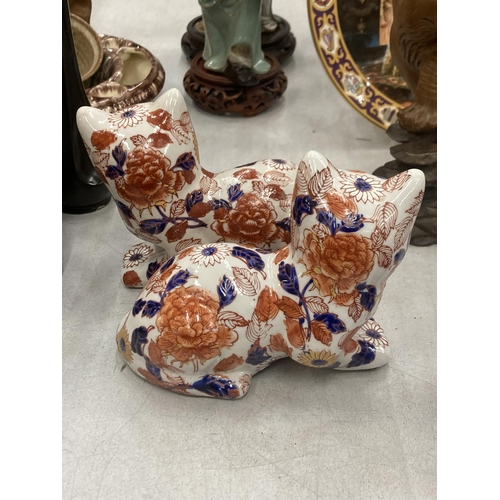 116 - A PAIR OF IMARI CATS