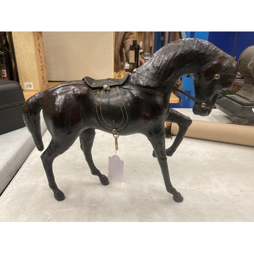 121 - A VINTAGE LEATHER HORSE, HEIGHT 24CM, LENGTH 29CM