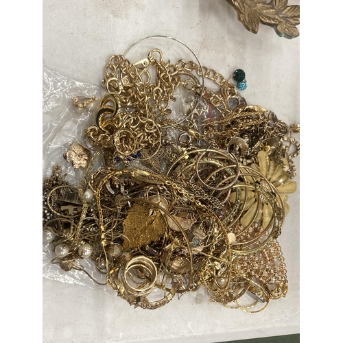 129 - A QUANTITY OF YELLOW METAL COSTUME JEWELLERY