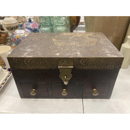 136 - A WOODEN BOX WITH THREE DRAWERS AND A METAL TOP, H - 13CM, W - 25CM, D - 17CM