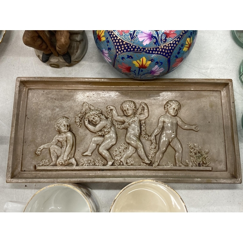 137 - A CERAMIC LOT TO INCLUDE A WALL PLAQUE WITH CHERUBS, OVAL CLOISONNE STYLE TRINKET BOXES, COMMEMORATI... 