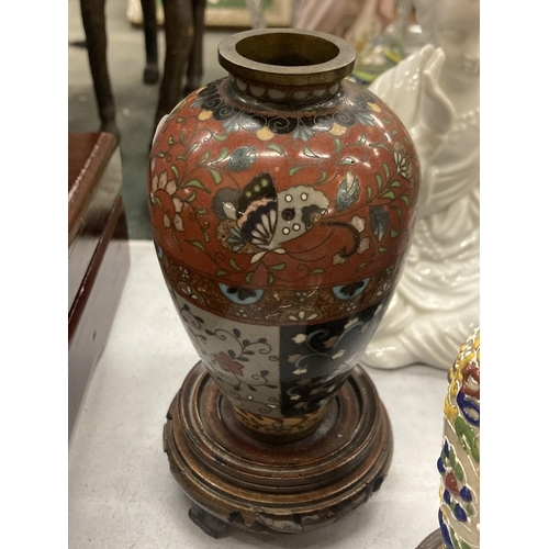 236 - THREE ORIENTAL VASES ON WOODEN STANDS TO INCLUDE CLOISONNE, A SEATED FIGURE, ETC