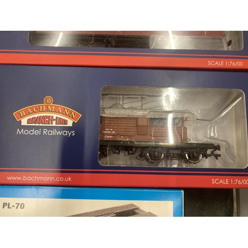 245 - A QUANTITY OF MODEL TRAINS TO INCLUDE A BACHMANN QUEEN MARY BREAK VAN, HORNBY PASSENGER BRAKE, RIVAR... 