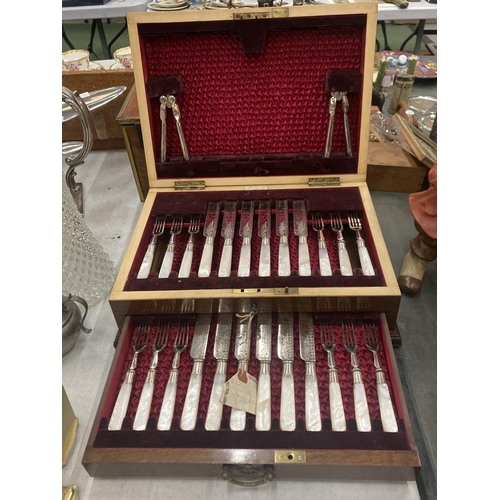 251 - A WALKER AND HALL SHEFFIELD PART CUTLERY SET IN WOODEN BOX