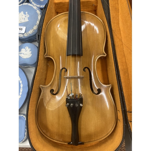 259 - A VIOLIN IN HARD CASE (NO MAKER'S MARK)