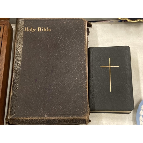 261 - A VINTAGE LEATHER BOUND BIBLE AND BOOK OF COMMON PARAYER