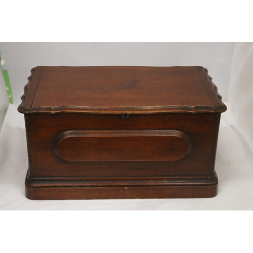 141 - A MAHOGANY WOODEN STORAGE BOX (NO KEY) 41.5 CM X 22 CM