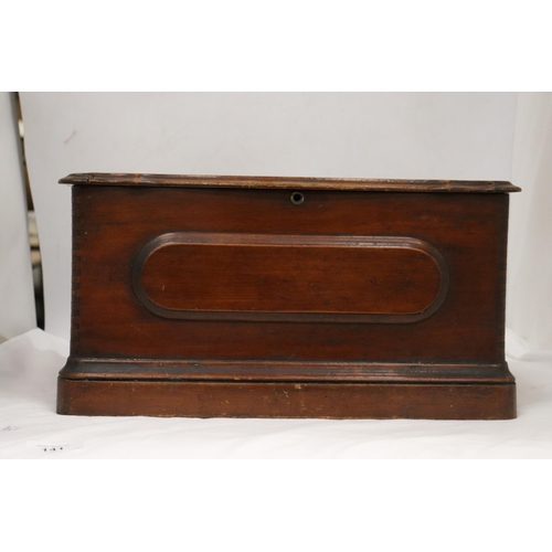 141 - A MAHOGANY WOODEN STORAGE BOX (NO KEY) 41.5 CM X 22 CM