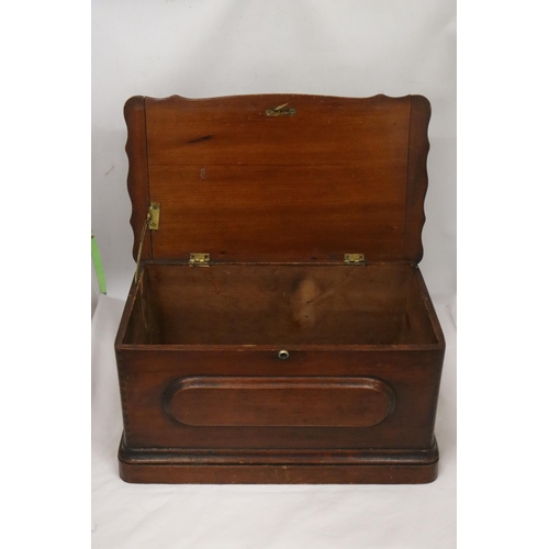 141 - A MAHOGANY WOODEN STORAGE BOX (NO KEY) 41.5 CM X 22 CM