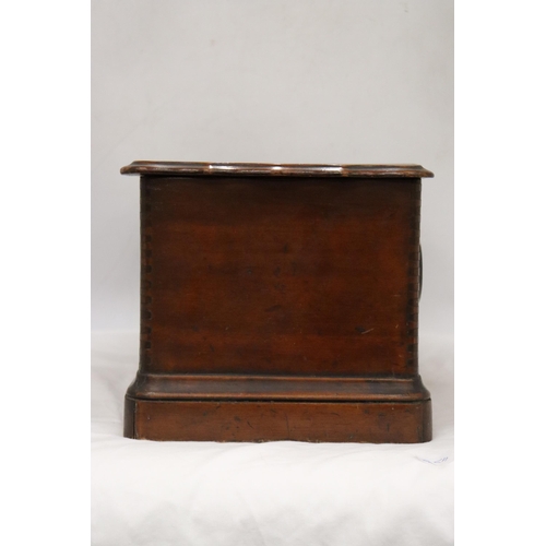 141 - A MAHOGANY WOODEN STORAGE BOX (NO KEY) 41.5 CM X 22 CM