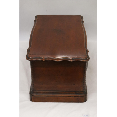 141 - A MAHOGANY WOODEN STORAGE BOX (NO KEY) 41.5 CM X 22 CM