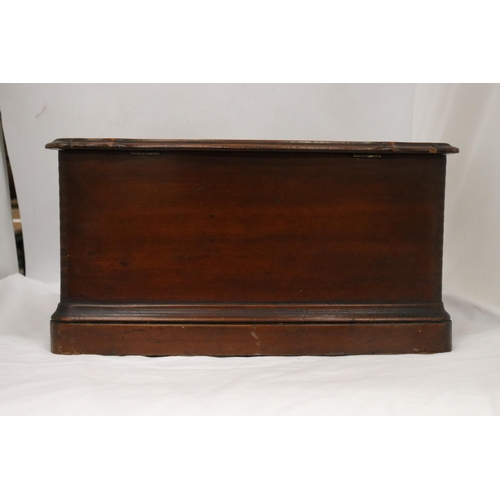 141 - A MAHOGANY WOODEN STORAGE BOX (NO KEY) 41.5 CM X 22 CM