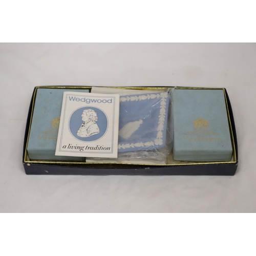 155 - A WADDINGTONS WEDGWOOD JASPER CARD TRAY WITH PLAYING CARDS