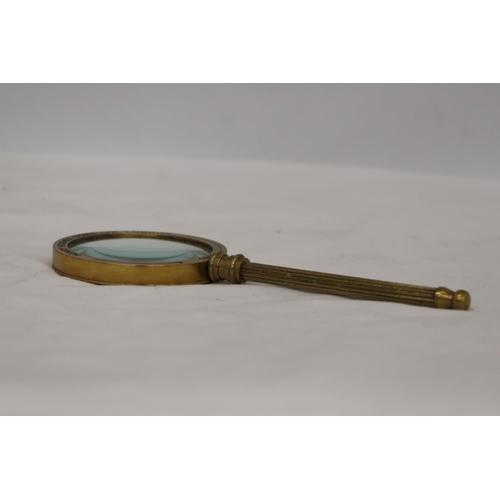 156 - A HANDMADE VINTAGE ANTIQUE HENRY HUGHES & SONS OF LONDON 1941 BRASS MAGNIFYING GLASS