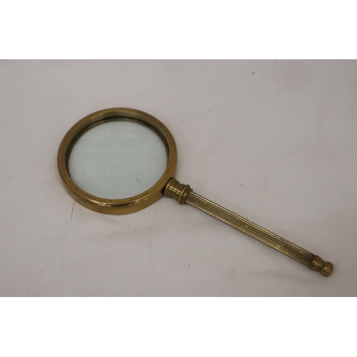 156 - A HANDMADE VINTAGE ANTIQUE HENRY HUGHES & SONS OF LONDON 1941 BRASS MAGNIFYING GLASS