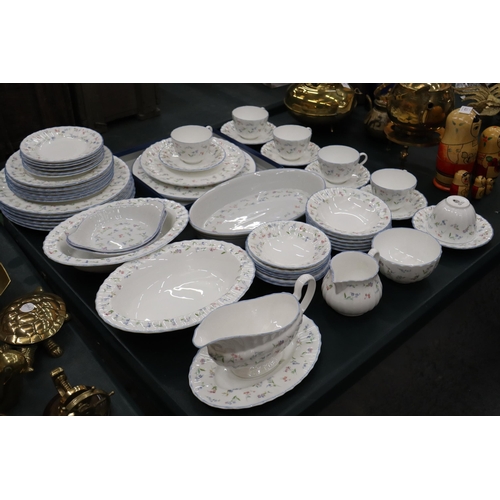 172 - A ROYAL WORCESTER 'FORGET ME NOT' DINNER SERVICE TO INCLUDE VARIOUS SIZES OF PLATES, BOWLS, SERVING ... 