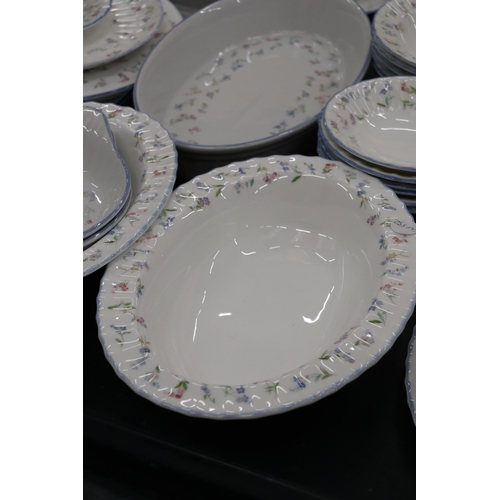 172 - A ROYAL WORCESTER 'FORGET ME NOT' DINNER SERVICE TO INCLUDE VARIOUS SIZES OF PLATES, BOWLS, SERVING ... 