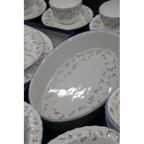 172 - A ROYAL WORCESTER 'FORGET ME NOT' DINNER SERVICE TO INCLUDE VARIOUS SIZES OF PLATES, BOWLS, SERVING ... 