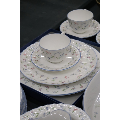 172 - A ROYAL WORCESTER 'FORGET ME NOT' DINNER SERVICE TO INCLUDE VARIOUS SIZES OF PLATES, BOWLS, SERVING ... 