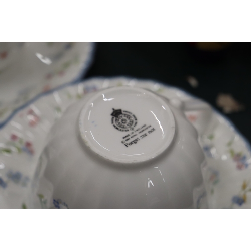 172 - A ROYAL WORCESTER 'FORGET ME NOT' DINNER SERVICE TO INCLUDE VARIOUS SIZES OF PLATES, BOWLS, SERVING ... 