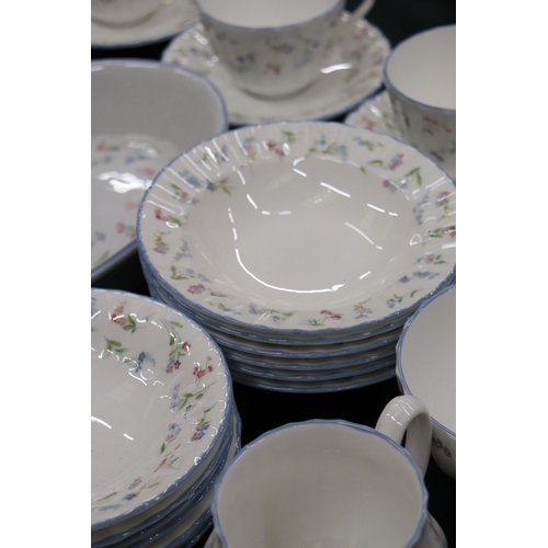 172 - A ROYAL WORCESTER 'FORGET ME NOT' DINNER SERVICE TO INCLUDE VARIOUS SIZES OF PLATES, BOWLS, SERVING ... 